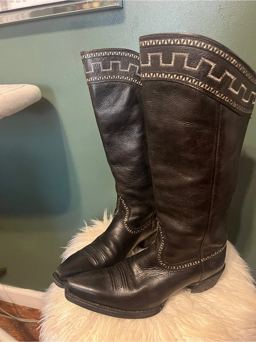 ARIATS !!! Black Leather Cowboy Boots with Decorative Stitching